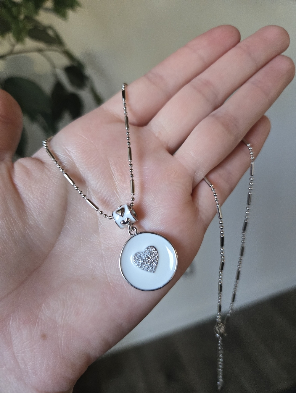 18k White Gold Heart Necklace - Picture 2 of 3